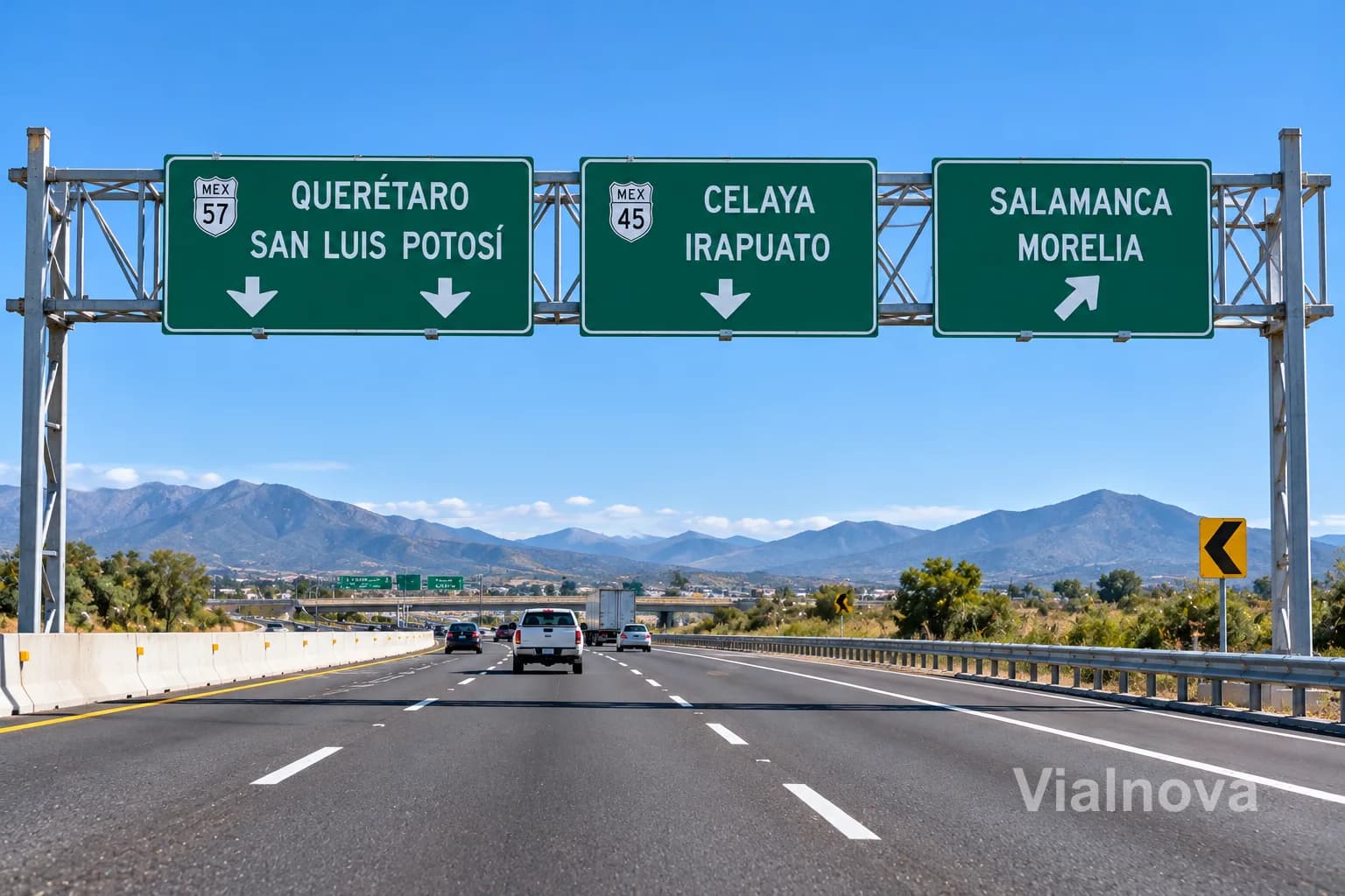 Señalamiento horizontal en autopista — foto 1